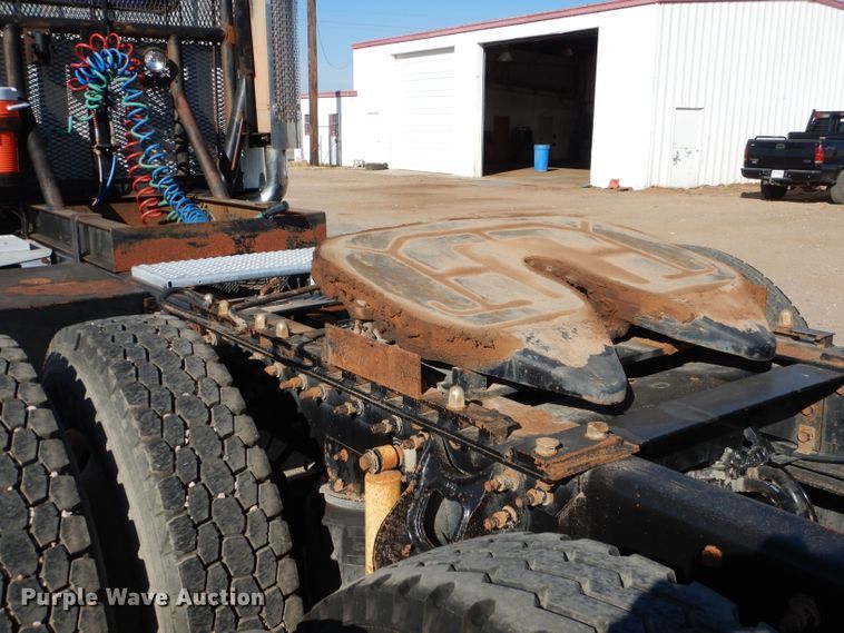 image for item DJ8810 2001 International 9400i  semi truck