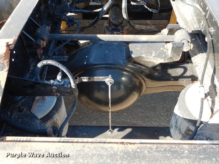 image for item DJ8810 2001 International 9400i  semi truck