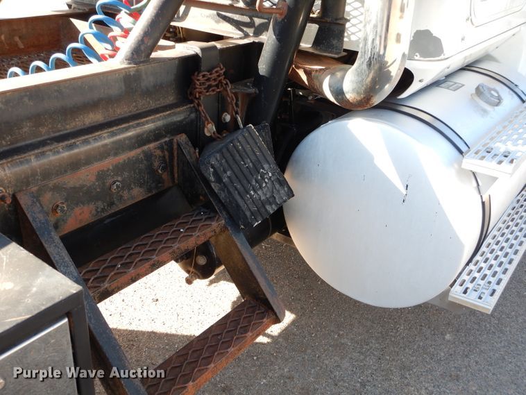 image for item DJ8810 2001 International 9400i  semi truck