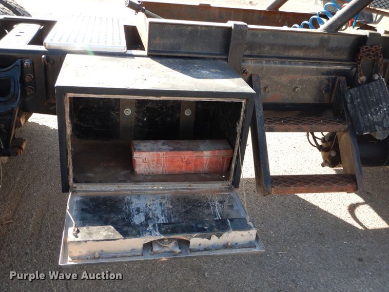 image for item DJ8810 2001 International 9400i  semi truck