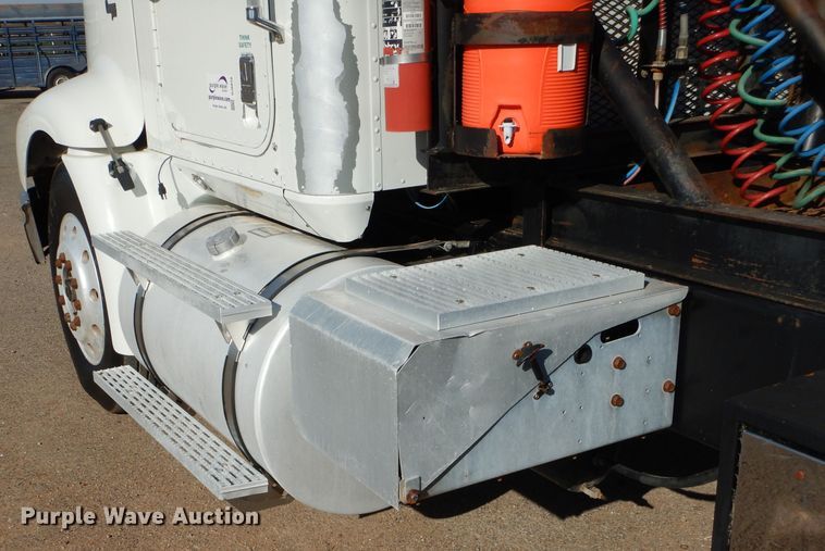 image for item DJ8810 2001 International 9400i  semi truck