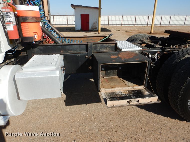 image for item DJ8810 2001 International 9400i  semi truck