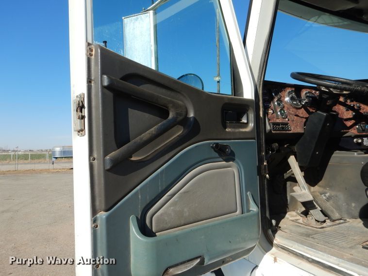 image for item DJ8810 2001 International 9400i  semi truck