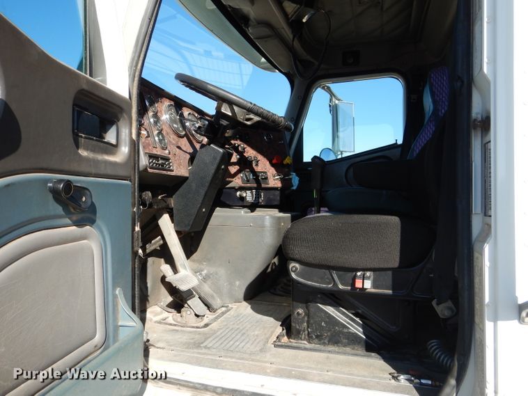 image for item DJ8810 2001 International 9400i  semi truck