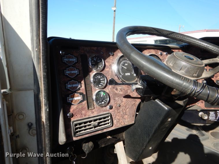 image for item DJ8810 2001 International 9400i  semi truck