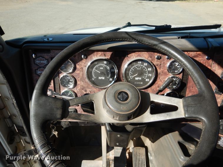 image for item DJ8810 2001 International 9400i  semi truck