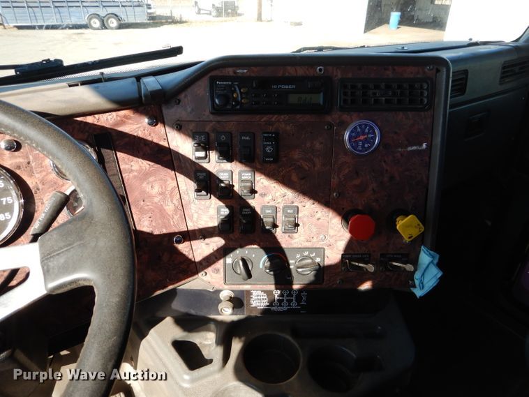 image for item DJ8810 2001 International 9400i  semi truck