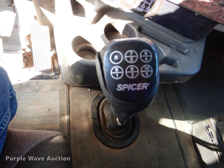 image for item DJ8810 2001 International 9400i  semi truck