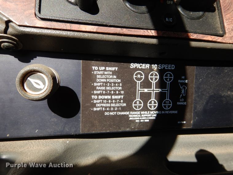 image for item DJ8810 2001 International 9400i  semi truck