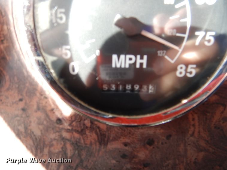 image for item DJ8810 2001 International 9400i  semi truck