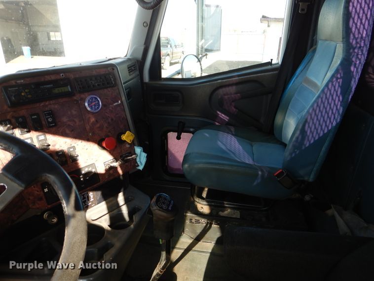 image for item DJ8810 2001 International 9400i  semi truck