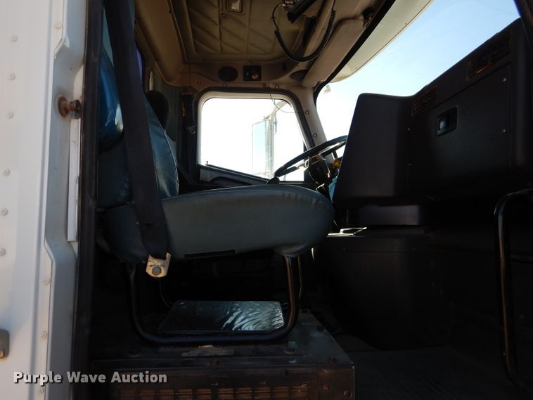 image for item DJ8810 2001 International 9400i  semi truck