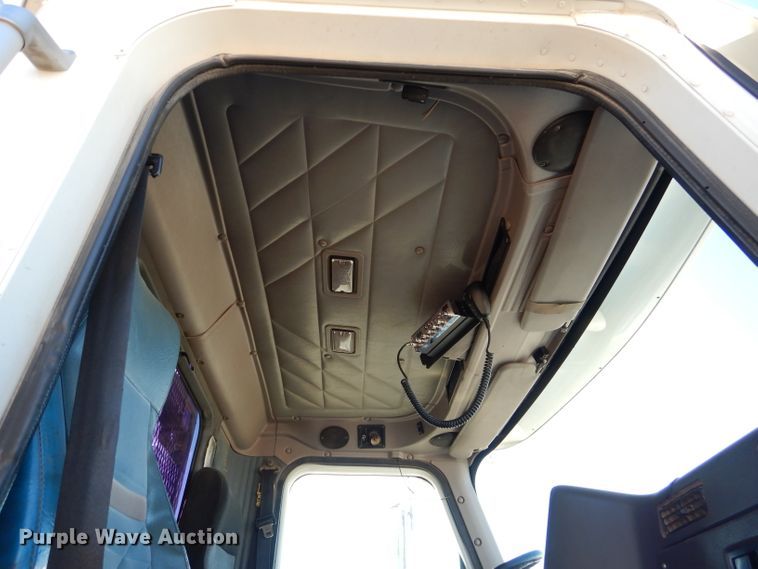 image for item DJ8810 2001 International 9400i  semi truck