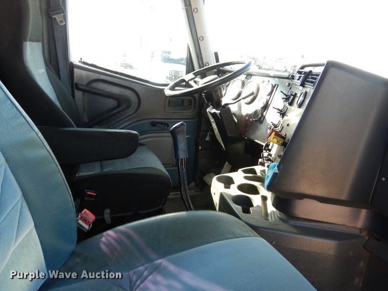 image for item DJ8810 2001 International 9400i  semi truck