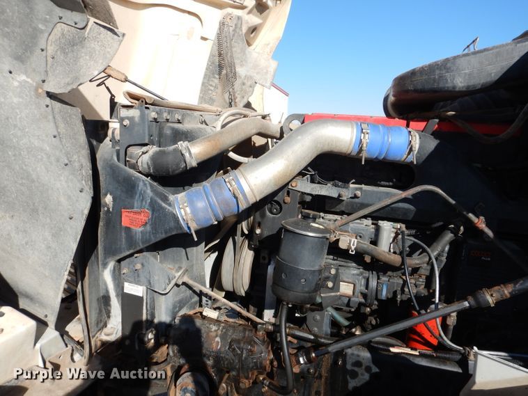 image for item DJ8810 2001 International 9400i  semi truck