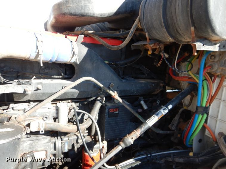 image for item DJ8810 2001 International 9400i  semi truck