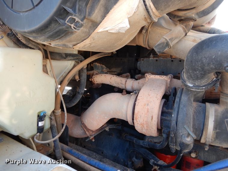 image for item DJ8810 2001 International 9400i  semi truck