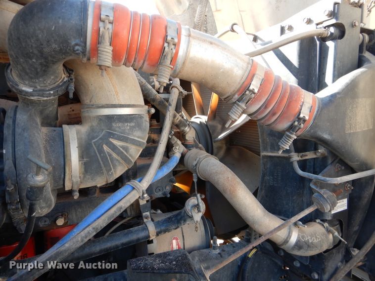 image for item DJ8810 2001 International 9400i  semi truck