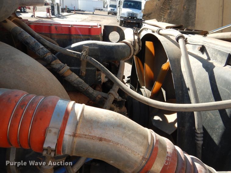 image for item DJ8810 2001 International 9400i  semi truck