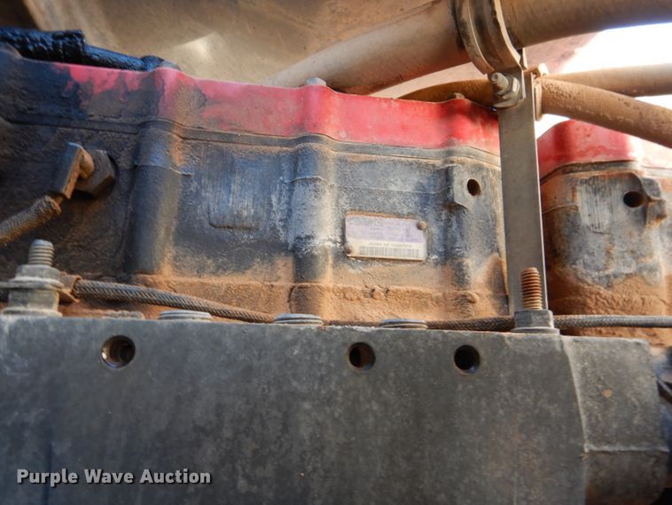 image for item DJ8810 2001 International 9400i  semi truck