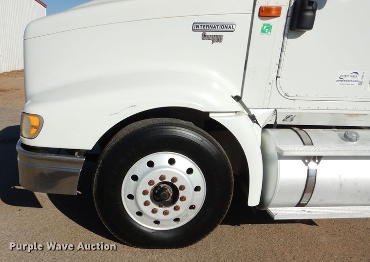 image for item DJ8810 2001 International 9400i  semi truck