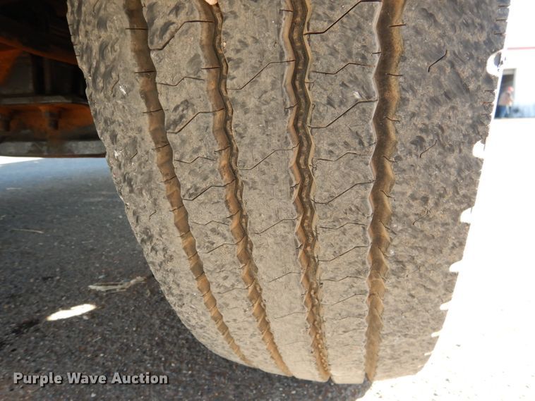 image for item DJ8810 2001 International 9400i  semi truck