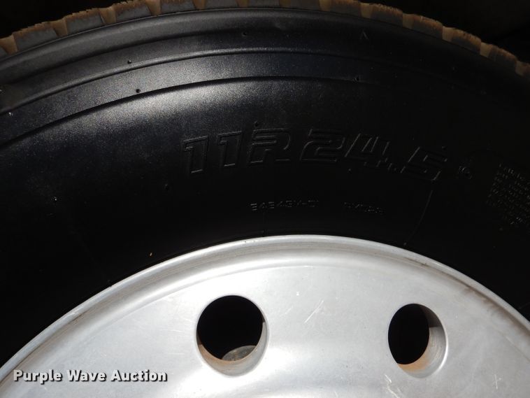 image for item DJ8810 2001 International 9400i  semi truck