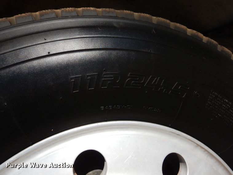 image for item DJ8810 2001 International 9400i  semi truck