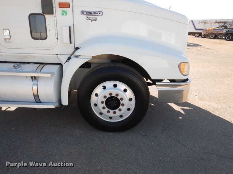 image for item DJ8810 2001 International 9400i  semi truck