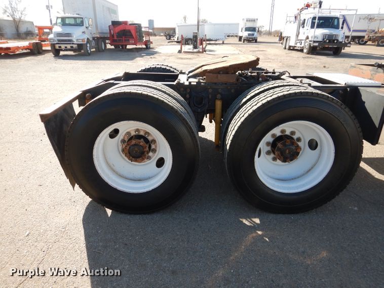 image for item DJ8810 2001 International 9400i  semi truck