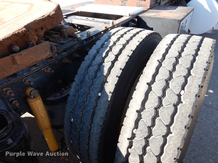 image for item DJ8810 2001 International 9400i  semi truck