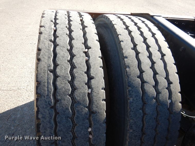 image for item DJ8810 2001 International 9400i  semi truck