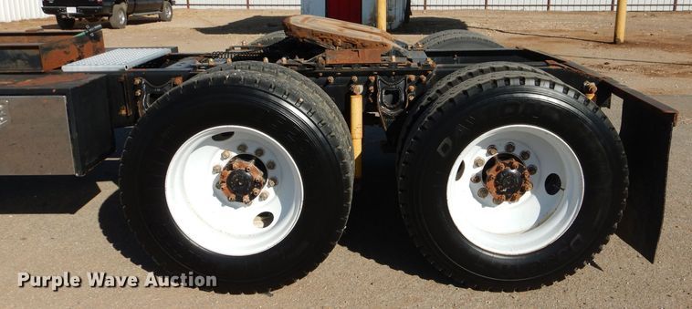 image for item DJ8810 2001 International 9400i  semi truck