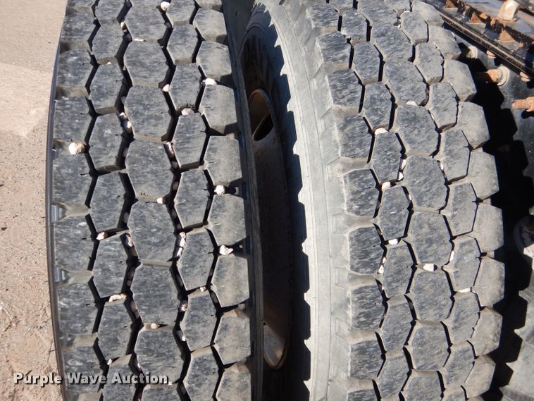 image for item DJ8810 2001 International 9400i  semi truck