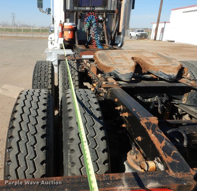 image for item DJ8810 2001 International 9400i  semi truck