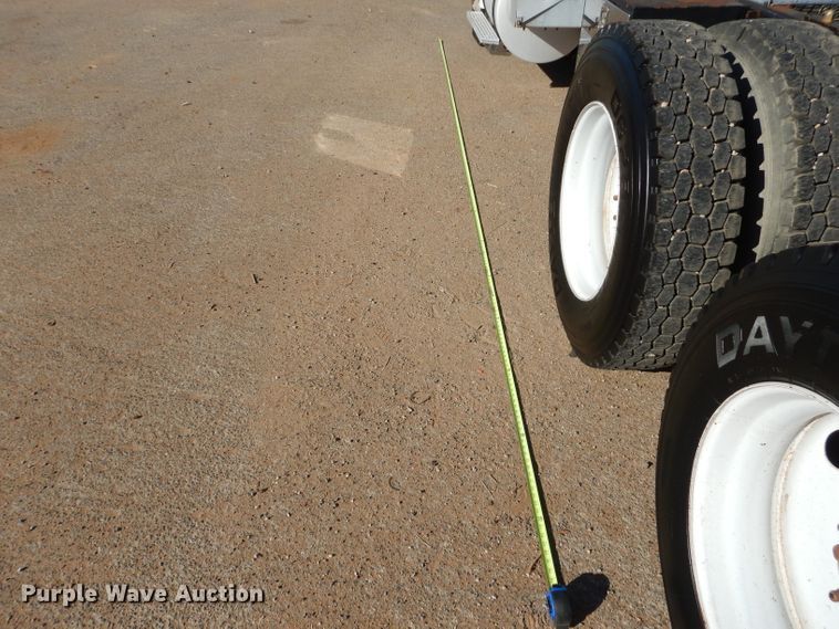 image for item DJ8810 2001 International 9400i  semi truck