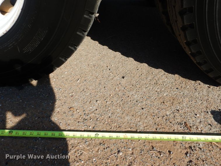 image for item DJ8810 2001 International 9400i  semi truck