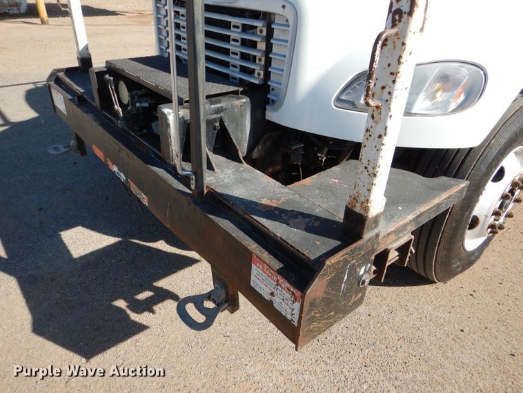 image for item DJ8811 2004 Freightliner Business Class M2  crane truck