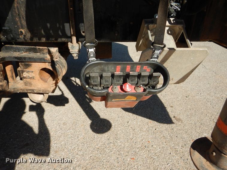 image for item DJ8811 2004 Freightliner Business Class M2  crane truck