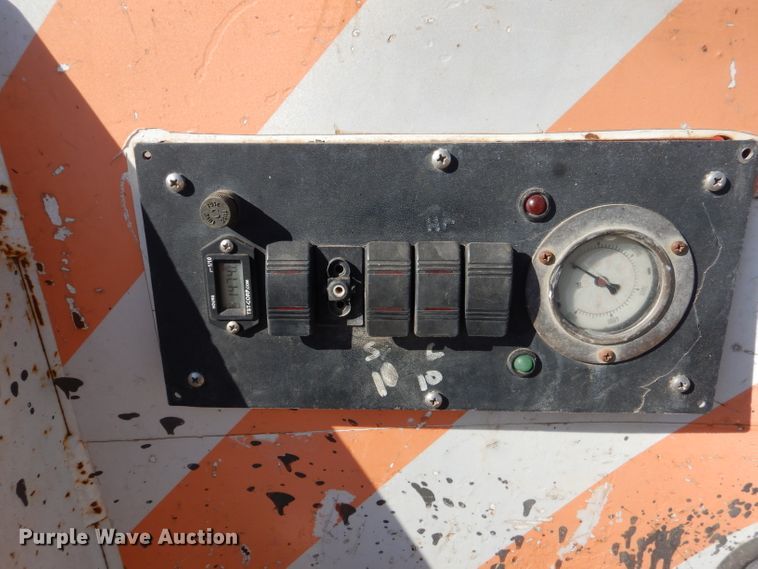 image for item DJ8811 2004 Freightliner Business Class M2  crane truck