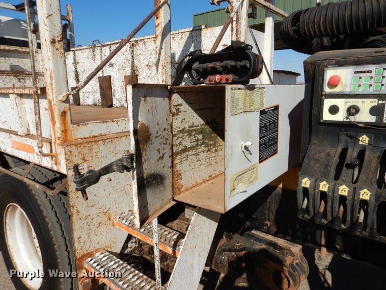 image for item DJ8811 2004 Freightliner Business Class M2  crane truck