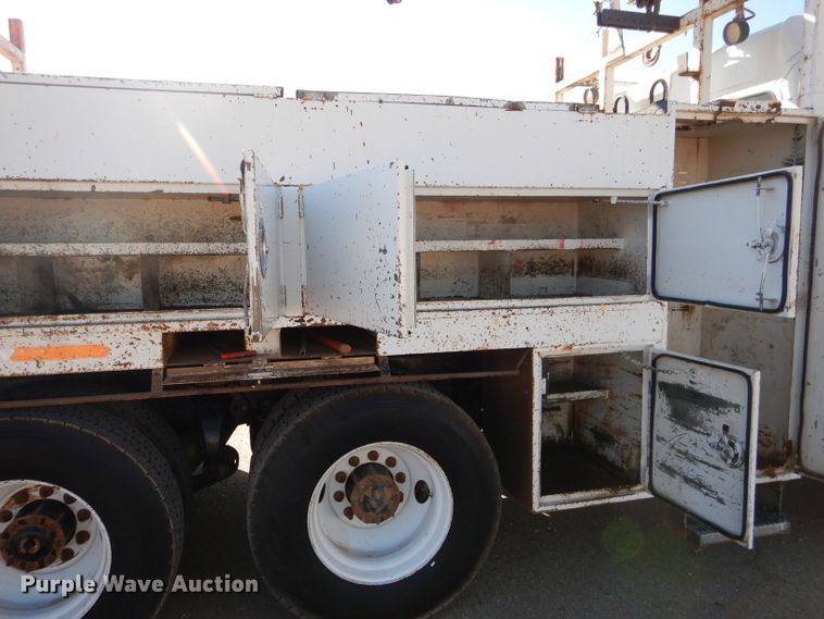 image for item DJ8811 2004 Freightliner Business Class M2  crane truck