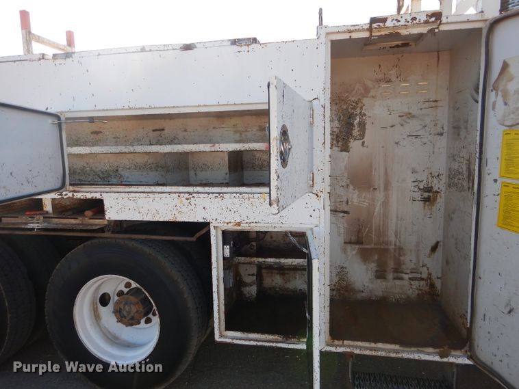 image for item DJ8811 2004 Freightliner Business Class M2  crane truck