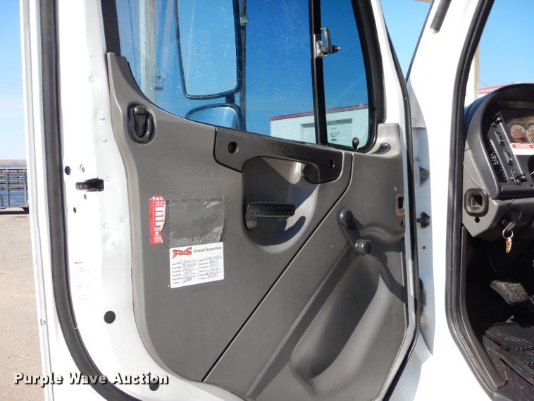 image for item DJ8811 2004 Freightliner Business Class M2  crane truck