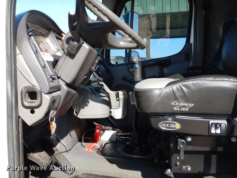 image for item DJ8811 2004 Freightliner Business Class M2  crane truck