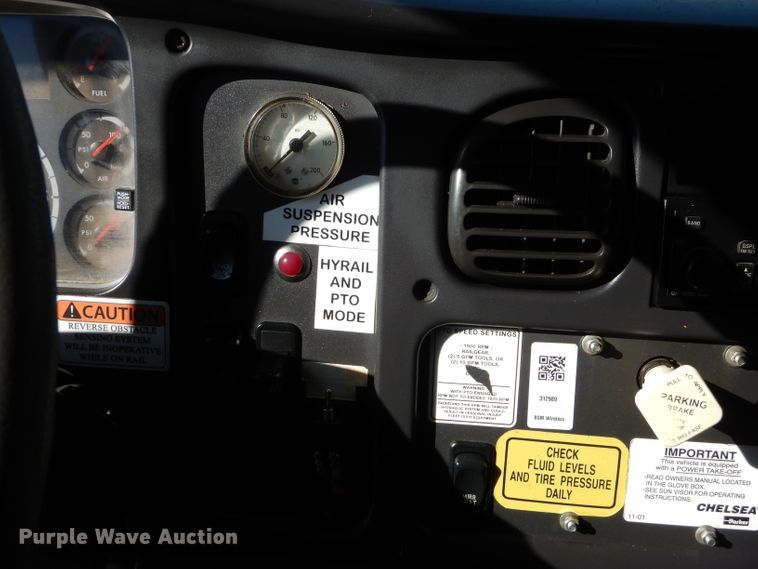 image for item DJ8811 2004 Freightliner Business Class M2  crane truck