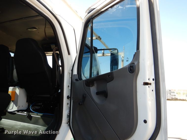 image for item DJ8811 2004 Freightliner Business Class M2  crane truck