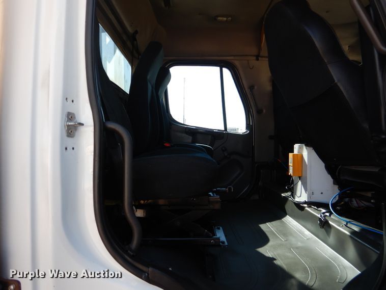 image for item DJ8811 2004 Freightliner Business Class M2  crane truck