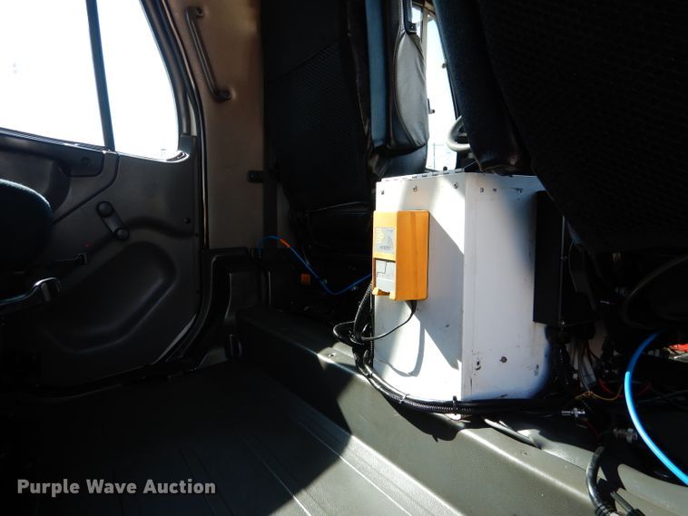 image for item DJ8811 2004 Freightliner Business Class M2  crane truck