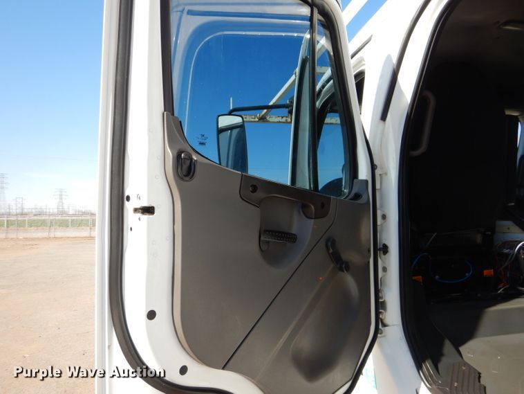 image for item DJ8811 2004 Freightliner Business Class M2  crane truck